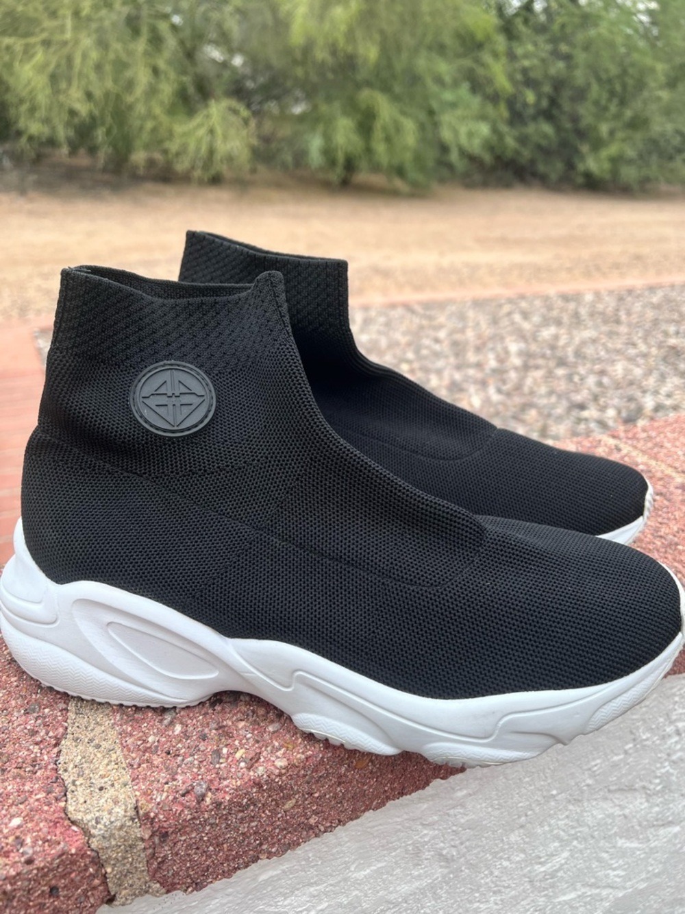 NWOB $89 Antonio Melani Abbi Stretch Knit Sneakers Black/White

Size: 9.5M
